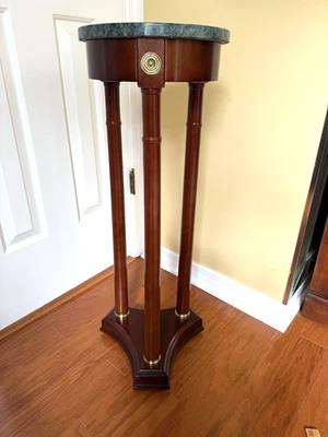 Suporte PEDESTAL The Bomabay Company final do século XX regência mármore e mogno - Imagem 1 de 4