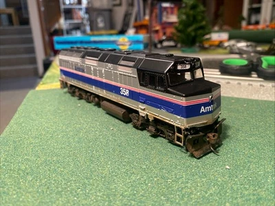 Walthers Ho Scale Amtrak F40PH (read) - Image 1 of 4