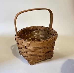 Small Woven Splint Basket with Handle – Simple Rustic Home Decor Storage - Bild 1 von 11