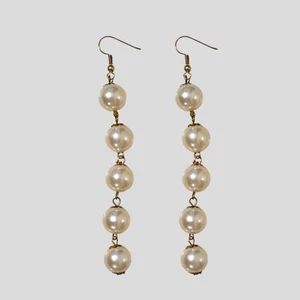 Orecchini pendenti lunghi perle finte ganci tono oro eleganti sposa ispirazione vintage - Foto 1 di 2