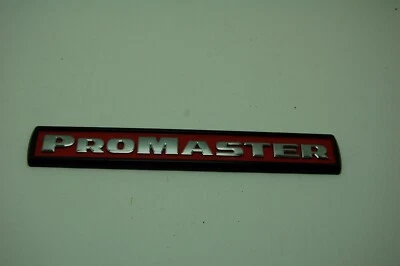 Puerta RAM Promaster 2014-2020 usada cromo rojo negro emblema OEM de fábrica Foto 1 de 4