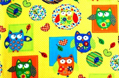 POR* BÚHOS, PARCHES WHAT A HOOT SOBRE FONDO AMARILLO BRILLANTE TELA POLAR 60X36" Foto 1 de 2