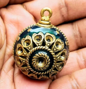 Pendant Ornament Vintage Green Enamel & Brass Round Etruscan Blank 47mm 1ct - Picture 1 of 2