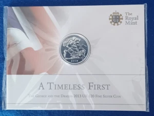 2013 .999 FINE SILVER A TIMELESS FIRST £20 COIN BRILLIANT UNCIRCULATED BUNC PACK - Afbeelding 1 van 2