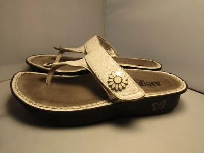 Alegria 女式 7 Carina 白色花朵浮雕皮革拖鞋凉鞋丁字裤 — 第 1/4 张图片