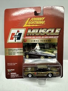1/64 Johnny Lightning Hurst Muscle Olds Linda Vaughn Peludo Olds ¡Envío a un precio! - Imagen 1 de 4