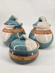 Set di tre barattoli vintage studio ceramica fatti a mano artista firmati blu crema - Foto 1 di 18