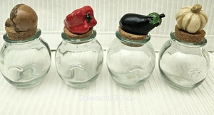 Vintage Glas Gewürzgläser 4er Set Gemüse Korken Topper Pilz Knoblauch Pfeffer - Bild 1 von 9