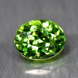 0.90Ct Oval_Elegant Natural Russian Demantoid Garnet Gemstone - Picture 1 of 2
