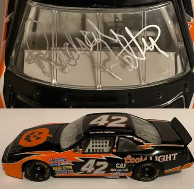 Coche 42 Kyle Petty Coors Light Great Pumpkin 1/24 autografiado por Richard Petty Foto 1 de 4