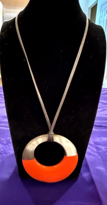 Collar colgante anillo cuerno lacado naranja Foto 1 de 4