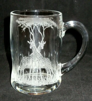 Impresionante taza grabada de jirafa con mango de vidrio Foto 1 de 4