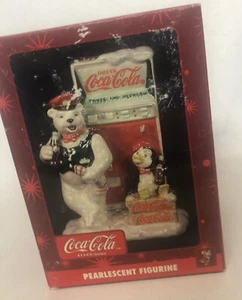 Coca-Cola Perlglanz Figur 7" Eisbär/Pinguin vor Cola Maschine - Bild 1 von 8
