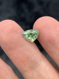 1.80 carat beautiful piece of Green Apatite in trillion cut | Africa - Picture 1 of 5