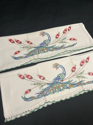 Fundas de almohada vintage de mediados de siglo de pavo real bordadas a mano ~ Juego de 2 ~ Nunca usadas Foto 1 de 4