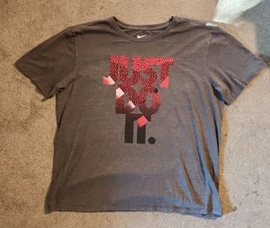 Camiseta Nike Para Hombre Grande Ajuste Regular "Just Do It" Gris/Rojo Manga Corta Gráfico - Imagen 1 de 4