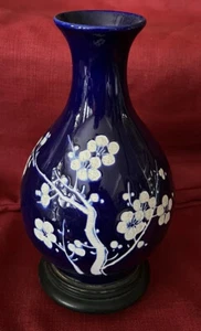 Vaso fiori di prugna porcellana blu e bianca vintage/antico su base legno - Foto 1 di 9