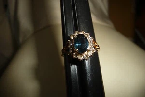 GOLD TONE W BLUE & TAUPE COLOR STONES Sz 8 RING #1/14A7 - Picture 1 of 15