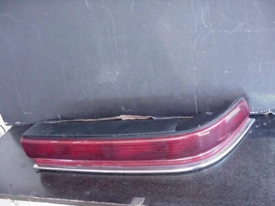 Luz trasera para pasajero derecho Buick Roadmaster 1994-1996 sedán 16514016 a rayas Foto 1 de 4