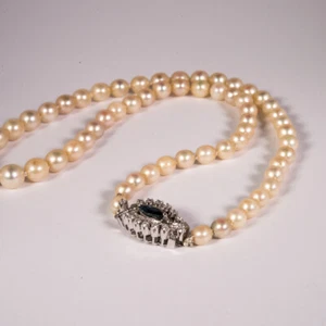 Collana antica di perle di mare con susta in oro 18 kt diamanti e zaffiro - Imagen 1 de 4