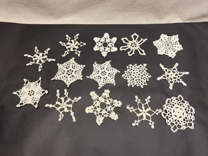Vintage Handarbeit gehäkelt weiß Schneeflocke Weihnachtsschmuck Set 14-Lot 1 - Bild 1 von 4
