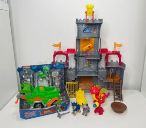 Paw Patrol Rescue Knights Castle Spielset & Rocky Deluxe Fahrzeug & Krallenfigur - Bild 1 von 11