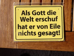 gelbes Schild: Als Gott die Welt erschuf hat er von Eile nichts gesagt 15x10,5cm - Bild 1 von 1