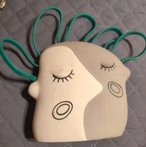 Top Fin Futurology Aquarium Decor Ceramic Fave With Rubber Hair - Picture 1 of 2