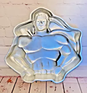 Superman Cake Pan DC Comics Wilton 1977 misure 13" x 11" x 2" circa - Foto 1 di 9