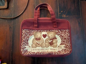De colección Love Bears All Things Porta Biblia 1COR 13:7 Bolso Rojo 10" Peluche Rojo - Imagen 1 de 4