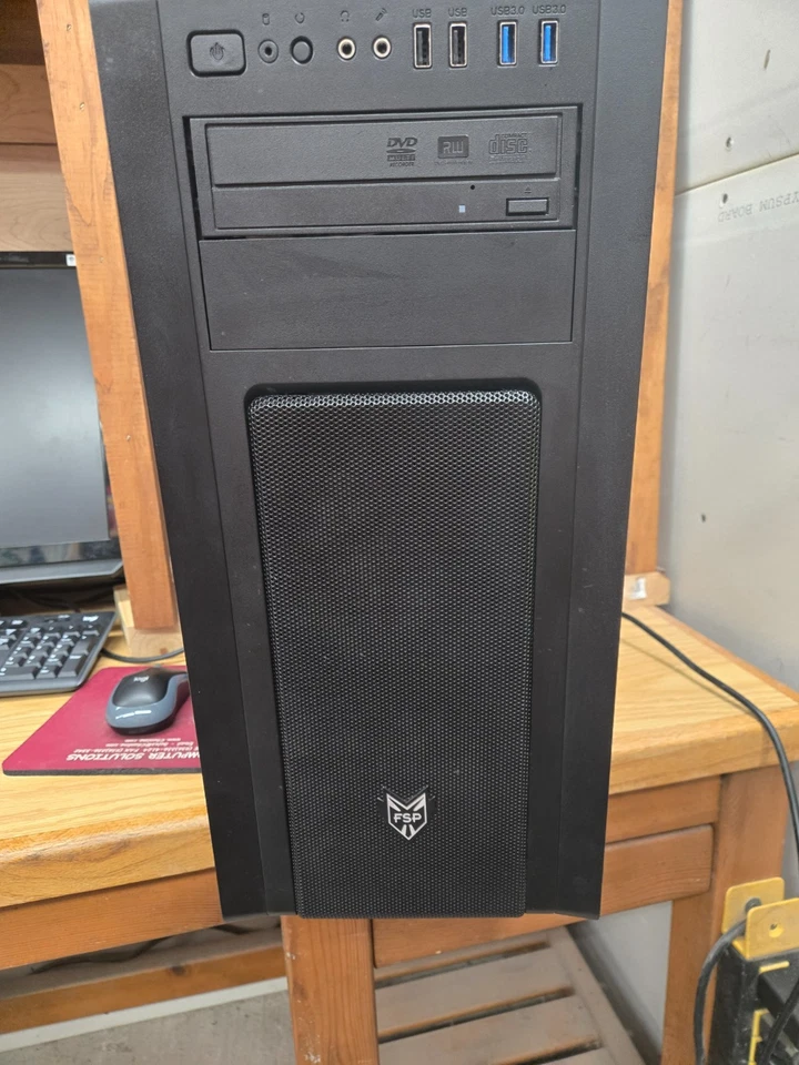 Computadora para juegos MSI reacondicionada Foto 1 de 4