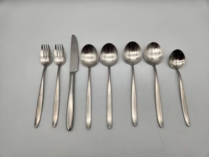 Oneida ESSENCE 18/10 Stainless 8 Piece Lot Forks Spoons Knife - Picture 1 of 6