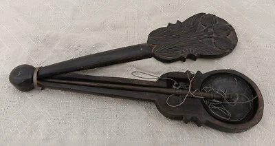 Примитивные азиатские ОПИУМНЫЕ ВЕСЫ Резной Деревянный Корпус Полная Сковорода и Вес Украшенные 14" - Изображение 1 из 4