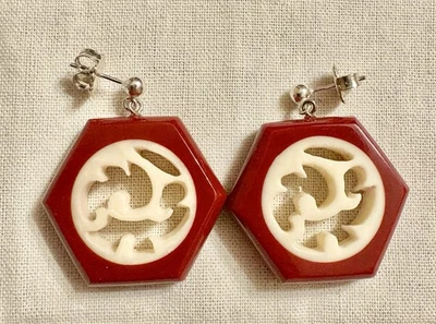 Pendientes Zsiska Rojo y Crema Hexágono Barroco Tallado Resina Distintivos - ¡Excelentes! Foto 1 de 2