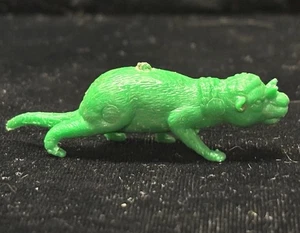 Figurina preistorica MPC vintage anni 60 verde brillante in plastica Ceratogaulus - Foto 1 di 8