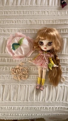 Boneca Icy Blythe cabelo de água-viva com roupas e mãos incluídas - Imagem 1 de 4