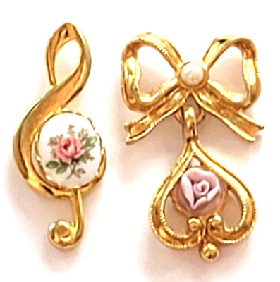 Lote 2 prendedores de porcelana tono oro rosa clave aguda nota musical y lazo imitación perla Foto 1 de 4