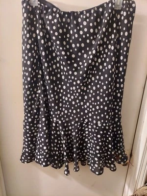 Falda acampanada negra con dobladillo a lunares talla grande 24W Foto 1 de 4