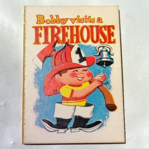 Libro de juguetes vintage Premium Cracker Jack Prize Bobby visita una estación de bomberos 1964 - Imagen 1 de 6