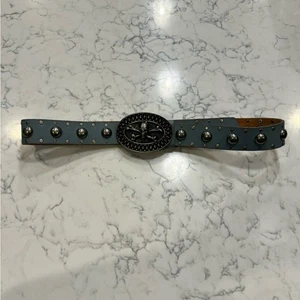 Cubo de cinturón vintage de calavera y huesos cruzados hecho en Italia con cinturón azul - Imagen 1 de 5