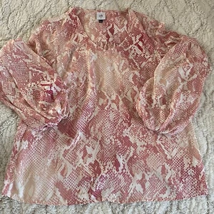 Blusa para mujer Cabi Bethany rosa mediana estampado de serpiente mangas linterna ligera - Imagen 1 de 7