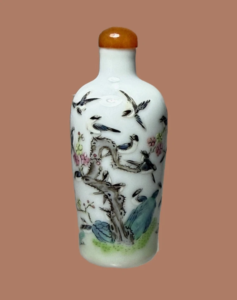 Garrafa de rapé de porcelana FAMILLE ROSE, 'magpie' e 'flor de ameixa", marca Yongzheng - Imagem 1 de 4