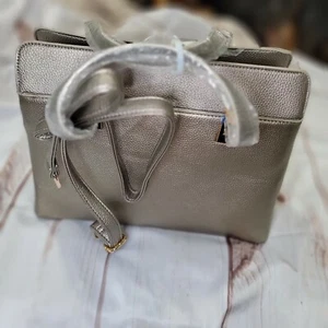 Neu... J Francis silberne Kunstledertasche mit Goldnieten - Bild 1 von 12