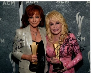 Fotografía firmada autografiada por REBA MCENTIRE y Dolly Parton 8x10 ACM - a John - Imagen 1 de 1