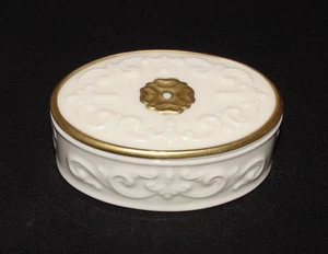 ¡CAJA DE BARATIJAS CUBIERTA PERFECTA Lenox China con recorte de marfil/oro! - Imagen 1 de 3