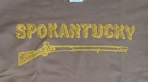 maglietta divertente Spokane Kentucky fucile Spokantucky divertente M nuova senza etichette marrone - Foto 1 di 5
