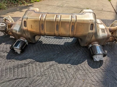 Оригинальный глушитель выхлопной системы 2024 Porsche Cayman GTS 4.0 с глянцевыми черными наконечниками - Изображение 1 из 4