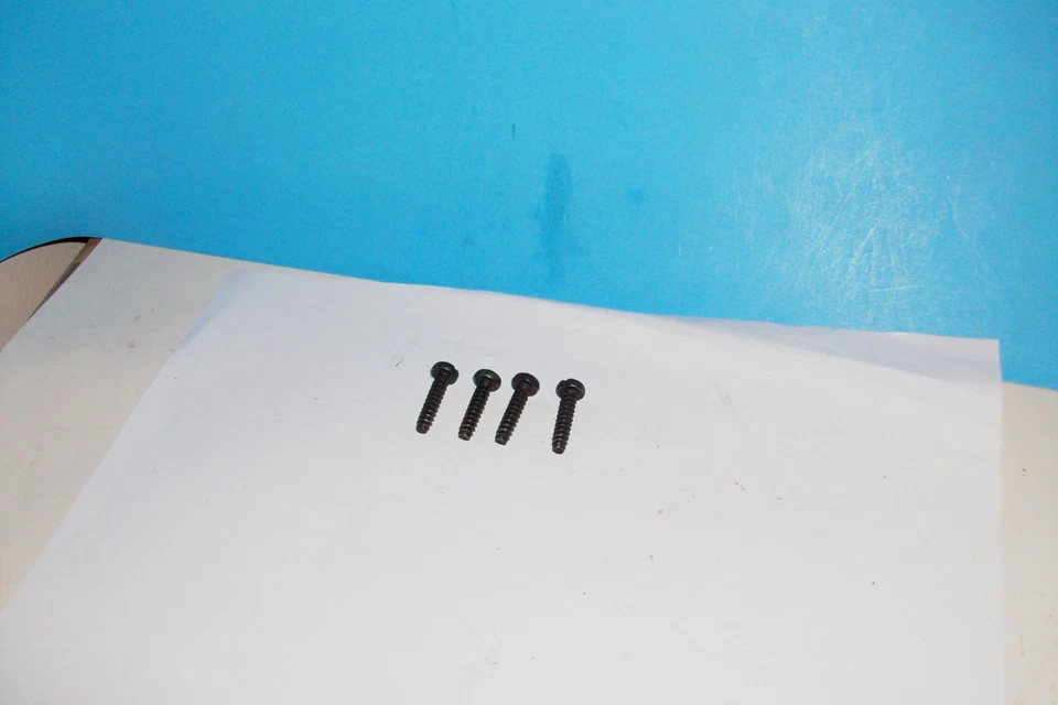 4 TORNILLOS DE CARCASA DE ARRANQUE PARA MOTOSIERRA POULAN P3314 P3316 Foto 1 de 1