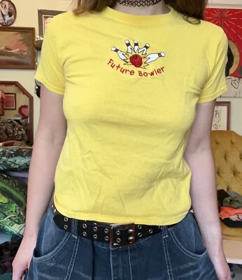 Camiseta de bebé con gráfico de bolos Future Bowler divertida camisa amarilla juvenil MED irónica Foto 1 de 4