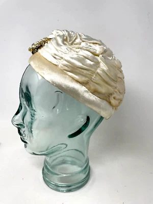 Винтажный 1950-х слоновой кости атласный тюрбан коктейль шляпа жемчуг со стразами брошь свадебный - Изображение 1 из 4